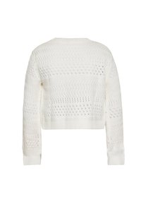 Fehér, rövidített pulóver, texturált kötött dizájnnal, váltakozó mintákkal és nyitott szövésű részekkel a mellkas és az ujjak mentén.