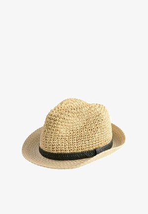 Cappello di paglia intrecciato di colore beige chiaro, con una fascia intrecciata scura attorno alla base. La visiera è ampia e leggermente curva.
