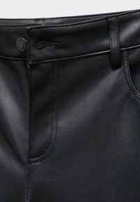 Pantaloni in pelle nera con una texture liscia, dotati di zip frontale, chiusura con bottone e dettagli di cucitura sottili lungo le cuciture.