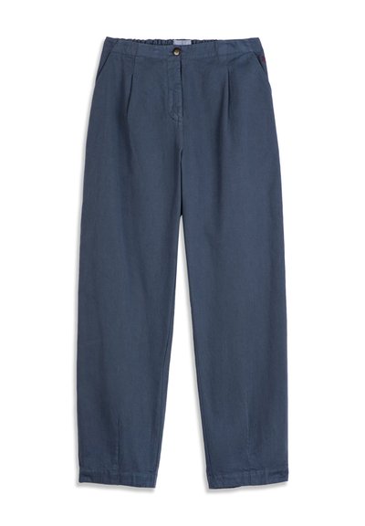 Granatowe spodnie o prostych nogawkach z elastycznym paskiem, zapięciem na guzik, bocznymi kieszeniami i plisami z przodu na białym tle.