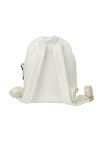 Zaino bianco con forma arrotondata, materiale simile alla pelle liscio, spallacci regolabili e imbottiti, e una maniglia superiore per il trasporto, dotato di una zip laterale.