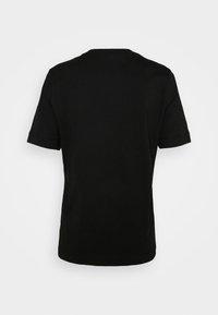 Černé tričko s krátkými rukávy zobrazené zezadu, s kulatým výstřihem a jednobarevným designem.