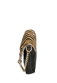Borsa in pelle con una base nera e una tracolla a catena dorata, impreziosita da un pannello a strisce tigre in pelliccia marrone e nera.