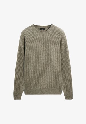 Pull en maille côtelée vert olive clair avec un col ras du cou, des épaules tombantes et des manches longues, présentant un tissu doux et texturé.