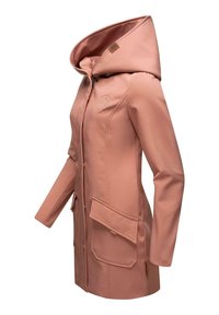 Imperméable à capuche rose poudré slim avec fermeture éclair frontale, grandes poches à rabat et logo brodé discret sur la poitrine.