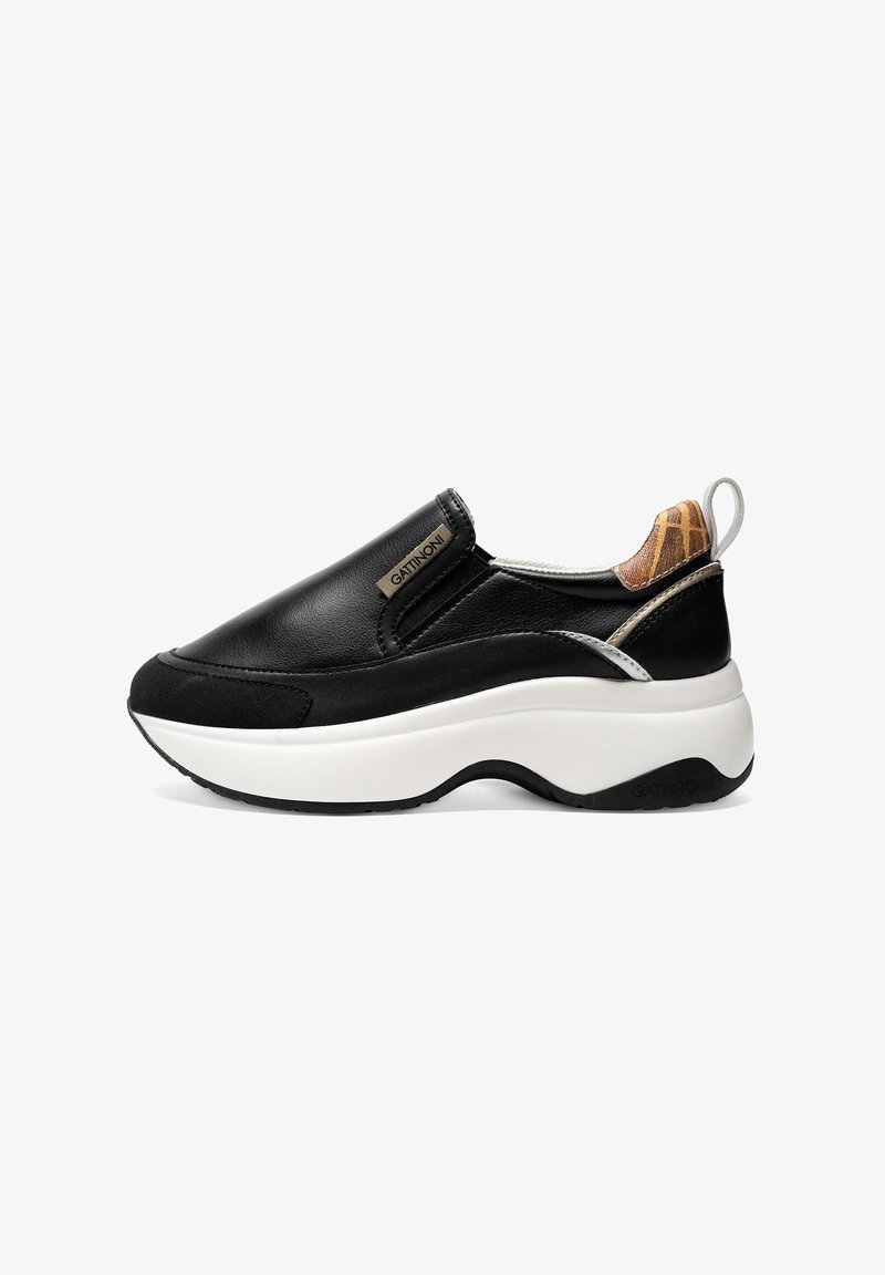 Svarta slip-on skor med en slät läderöverdel, vadderad vit mellansula och texturerade bruna detaljer vid hälen. Har elastiska sidopaneler.