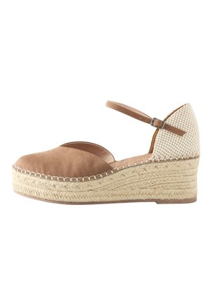 Zapato tipo alpargata con cuña, parte delantera de ante marrón, talón tejido beige, plataforma trenzada de yute y correa ajustable en el tobillo con hebilla.