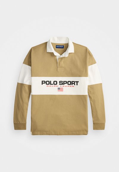 Camisa polo de mangas longas em algodão bege e branco, com gola, placket frontal e ousado logotipo "POLO SPORT" com acento da bandeira americana.