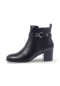 Bottine en cuir noir avec un panneau latéral texturé, une sangle ton sur ton et un talon carré. Comprend une petite boucle à l'arrière pour un enfilage facile.