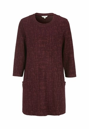 Maroonsininen polvipituinen mekko, jossa on 3/4-hihat, pyöreä pääntie, hillitty abstrakti kuvio ja kaksi etutaskua.