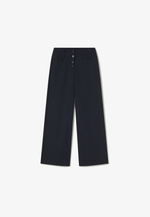 Pantalones de pierna ancha con raya diplomática negra, cintura alta y cuatro botones negros en el cierre frontal, exhibidos planos sobre fondo blanco.