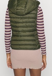 ONLY Petite Väst - dark green