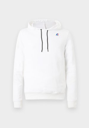 Witte hoodie met lange mouwen, zwarte trekkoorden en een klein rood-blauw logo op de bovenste linkerborst.