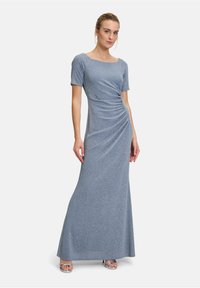 Glittrande blå maxiklänning med korta ärmar, med en vridningsdetalj vid midjan, slät textur och en figurnära siluett.