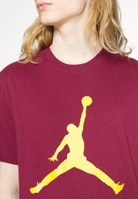 Jordan JUMPMAN SS CREW - T-shirt estampada - cherrywood red/taxi