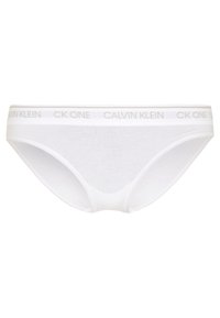 Witte katoenen slipjes met een zachte tailleband met beige "CALVIN KLEIN" en "CK ONE" logo's, gladde textuur, klassieke snit.