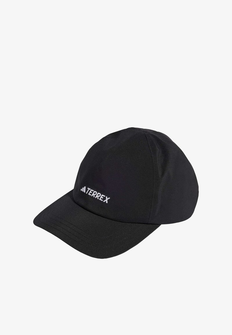 Črna kapa iz lahkega materiala, z ukrivljenim vizirjem in belim logotipom "TERREX" na strani. Gladka tekstura z minimalnimi šivi.