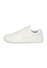 Zapatilla blanca hecha de cuero suave. Presenta una puntera redondeada, cordones planos blancos y una suela de goma texturizada. Diseño minimalista con logo en relieve.
