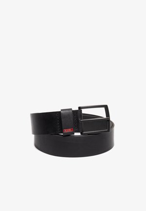 Cinturón de cuero negro con una hebilla rectangular de metal negro. Incluye una pequeña etiqueta de acento rojo cerca de la hebilla. Diseño suave y resistente.