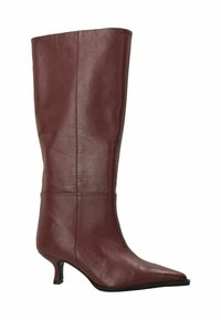 Kniehoge bordeauxrode leren laars met een puntige neus, een lichte glans en een bescheiden hak. Gladde textuur met minimale stikseldetail.