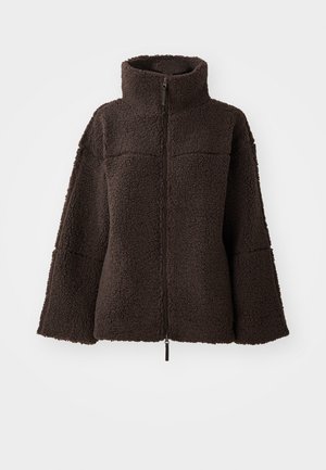 Chaqueta de forro polar de color marrón oscuro con cremallera, cuello alto y mangas anchas, hecha de un suave tejido de sherpa texturizado.
