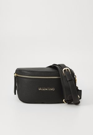 Sac banane en cuir noir texturé avec fermeture éclair dorée, bandoulière réglable et nom de la marque "Valentino" en lettres dorées à l'avant.
