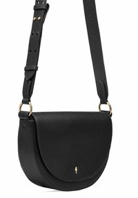 Czarna skórzana torba na ramię o zakrzywionym kształcie, z klapą i teksturowanym wykończeniem. Wyposażona w złote akcesoria i regulowany pasek.