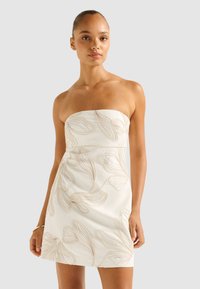 Ärmelloses weißes Kleid mit beiger Blumenstickerei, taillierte Corsage und gerader Rock. Glatte Textur mit feinen Details.