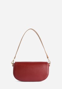 Borsa a tracolla in pelle rossa con forma curva, dotata di una cinghia sottile color cognac e dettagli in metallo dorato. Texture liscia senza motivi visibili.