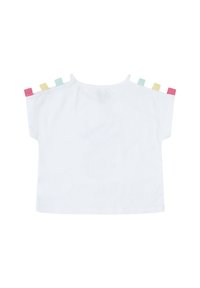 Top corto de manga corta blanco con tabulaciones de acento de colores en rosa, amarillo, azul y verde a lo largo de las costuras de los hombros. Material de algodón suave.