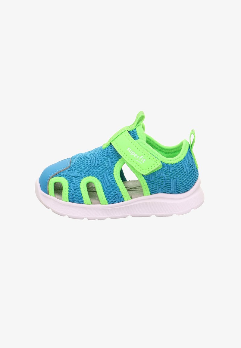 Kindersandalen mit einem Obermaterial aus blauem und grünem Mesh, offenem Design, verstellbarem Riemen und einer weißen Gummisohle mit Ausschnittdetails.