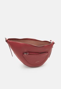 Röd läder axelväska med rundad form, som har ett huvudfack med dragkedja och en liten framficka med dragkedja. Slät textur.