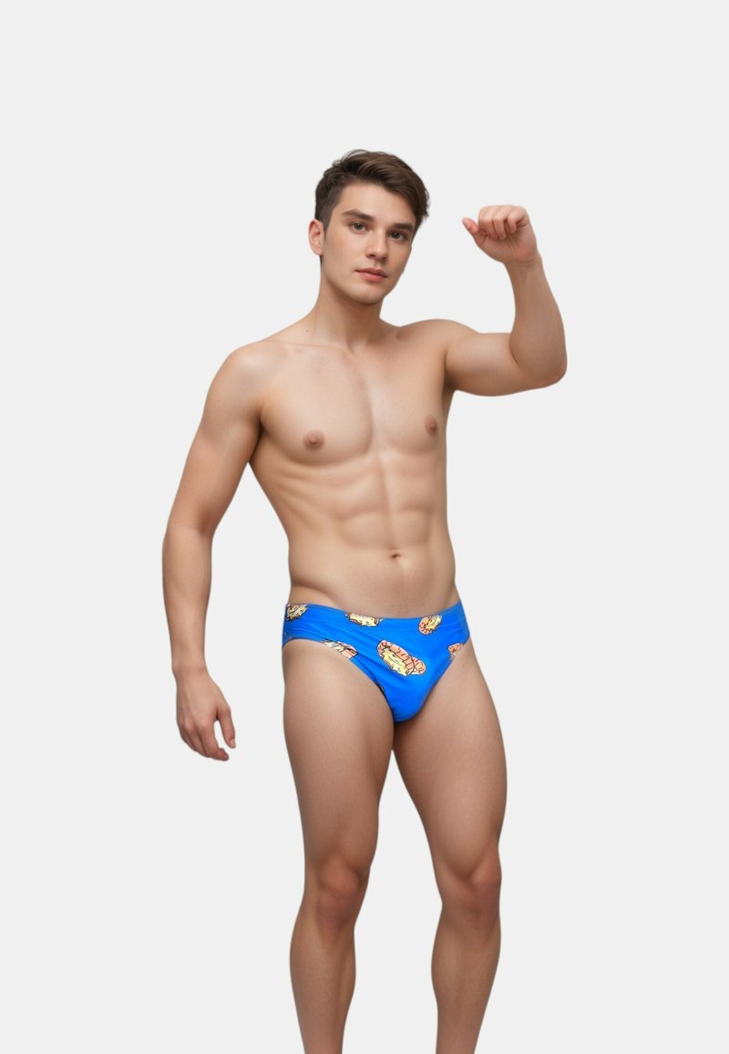 Blå simbyxor med ett mönster av korvar, tillverkade av ett slitstarkt och elastiskt material. Designen har en låg midja för minimal täckning.