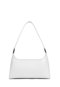 Borsa in pelle bianca con silhouette curva, tracolla sottile e design minimalista. Presenta hardware in tonalità argento e logo impresso.