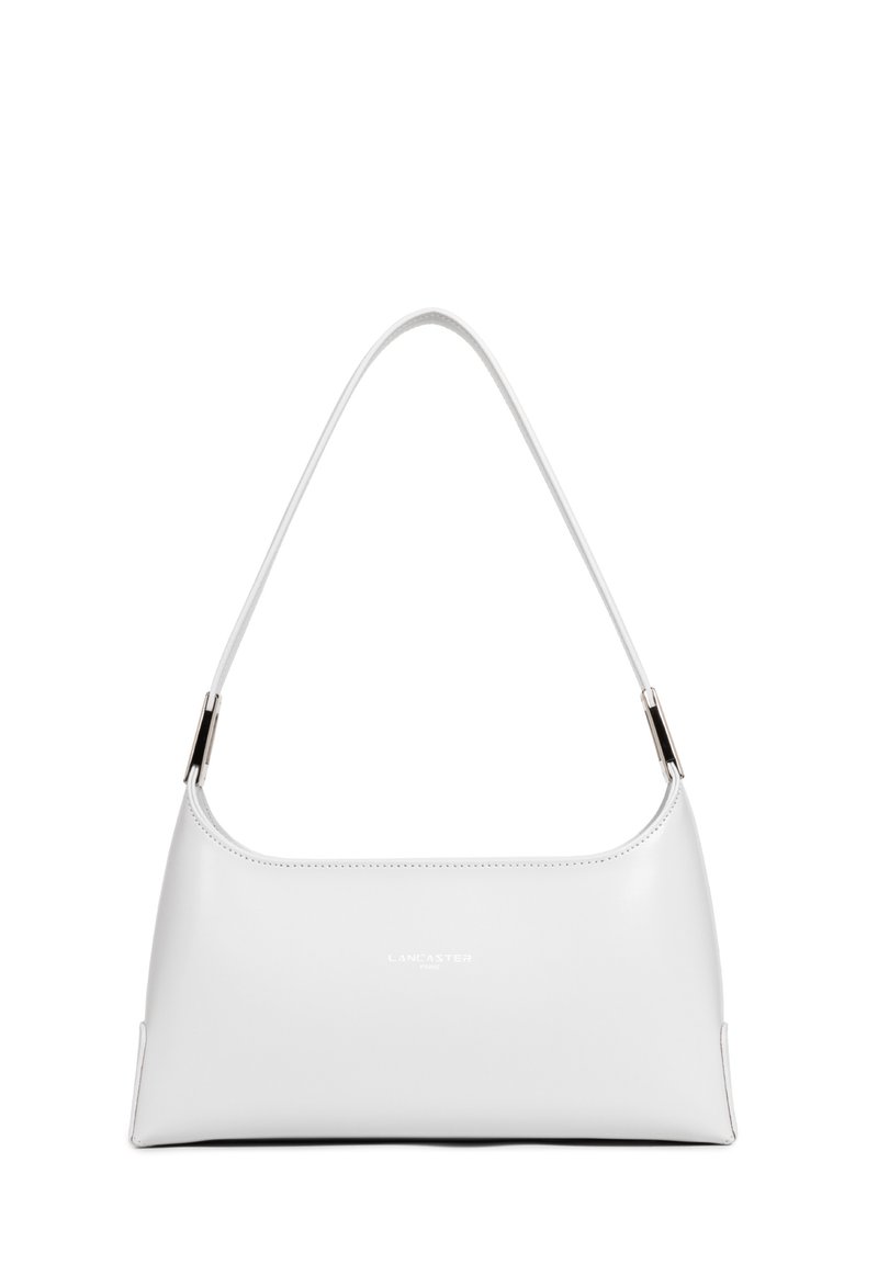 Borsa in pelle bianca con silhouette curva, tracolla sottile e design minimalista. Presenta hardware in tonalità argento e logo impresso.