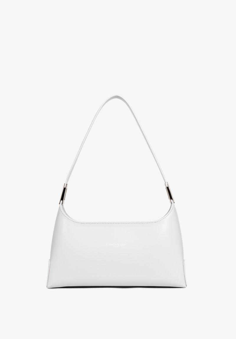 Borsa in pelle bianca con silhouette curva, tracolla sottile e design minimalista. Presenta hardware in tonalità argento e logo impresso.