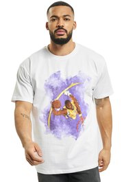 Hvit bomull T-skjorte med grafikk av en basketballspiller som dunker, med lilla akvarellaksenter og gyldne detaljer. Korte ermer og rund hals.