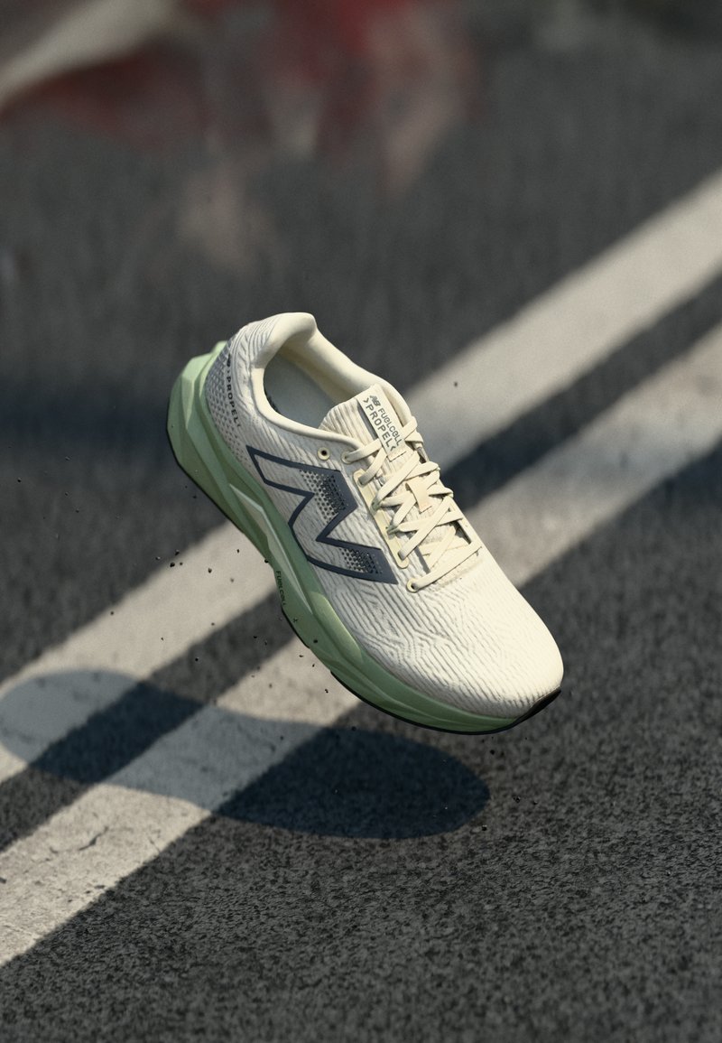 Weißer Sportschuh mit strukturiertem Obermaterial, ausgestattet mit grauen Akzenten und einer hellgrünen Sohle. Einfaches Schnürsystem, entwickelt für das Laufen oder Training.