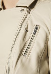 ONLY ONLGEMMA BIKER  - Casaco de pele sintética - peyote