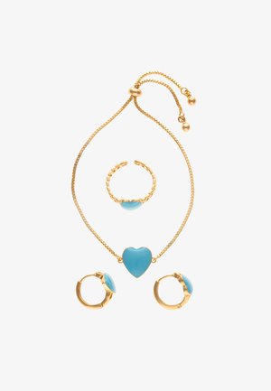 Goudkleurige ketting, ring en oorringen met een glad hartvormig turkoois als middelpunt.