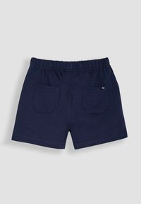 Pantaloni corti in cotone blu navy con cintura elasticizzata, due tasche posteriori e un'etichetta del marchio visibile. Texture liscia e design semplice.