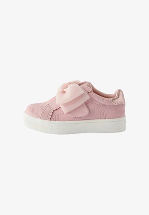 Rosa Sneaker aus strukturiertem Synthetikmaterial mit einer großen Schleifenakzent auf dem Riemen, ausgestattet mit einer weißen Gummisohle und geprägten Mustern.