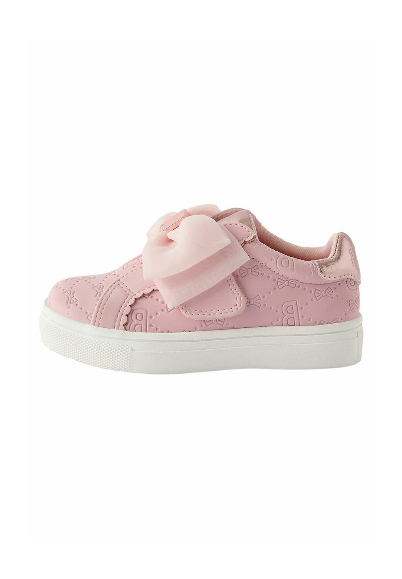 Rosa Sneaker aus strukturiertem Synthetikmaterial mit einer großen Schleifenakzent auf dem Riemen, ausgestattet mit einer weißen Gummisohle und geprägten Mustern.