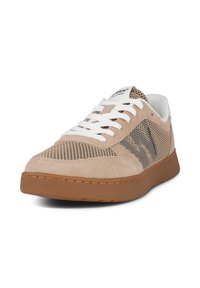 Beige mockaskinn och mesh-sneakers med vita snören, gummisula och perforerade sektioner för andningsförmåga; har logotyp på tungan.