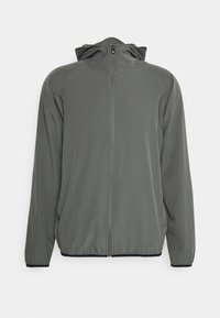 Chaqueta ligera gris hecha de tela lisa y elástica. Cuenta con una cremallera de longitud completa, capucha ajustable y puños y dobladillo elásticos.