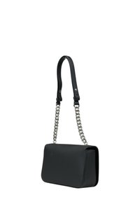 Borsa in pelle nera con forma rettangolare, caratterizzata da una texture liscia e una tracolla in catena argentata per un tocco di dettaglio.