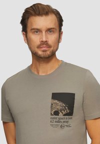 s.Oliver MIT PRINT - T-shirt print - hellbraun