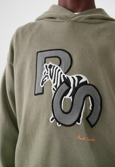Olivengrøn hætteSweatshirt med en broderet sort-hvid zebra, grå bogstaver "P" og "S," samt orange "Paul Smith" tekst.