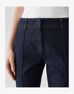 Jeans in denim scuro con vita alta, caratterizzati da cuciture arancioni e una tasca frontale singola, design aderente e superficie liscia.