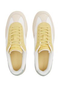 Hvite og lys gule sneakers laget av mesh og semsket skinn, rund tå, teksturerte detaljer og flate snører. Gummisåle med lett grep.